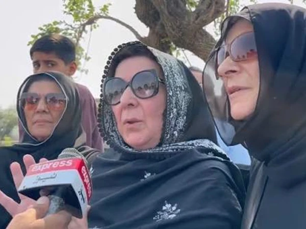 imran-khan-sisters-uzma-khan-noreen-niazi1789961582-0-600x450